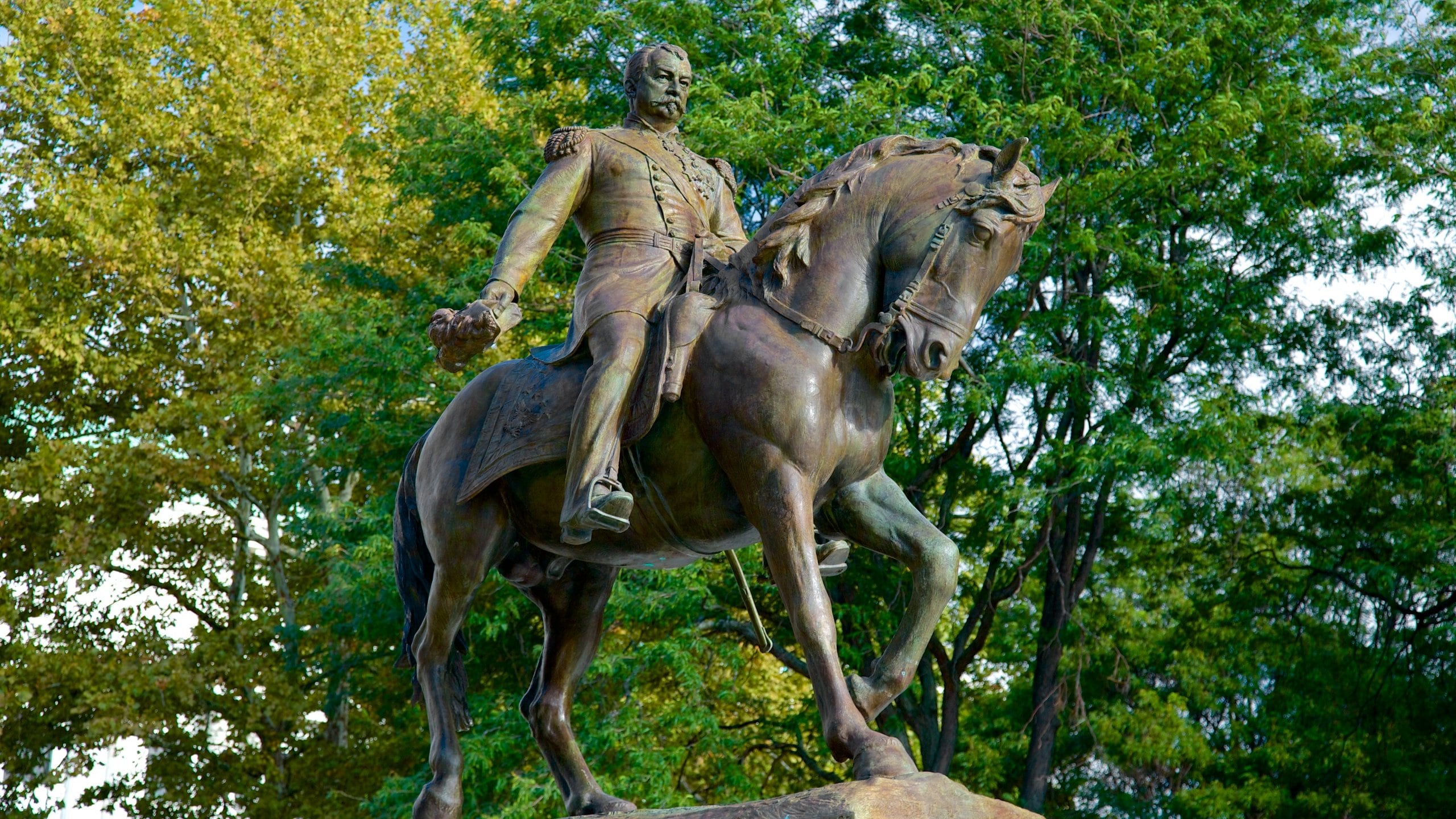 阿爾巴尼 设有 雕 像或雕塑 和 傳統元素