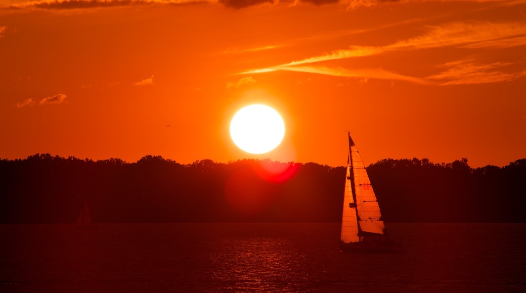 Noroeste de Pensilvânia caracterizando um lago ou charco, canoagem e um pôr do sol