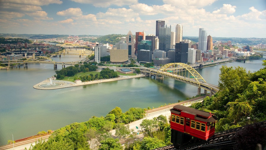 Duquesne Incline som omfatter en by og en flod eller et vandløb