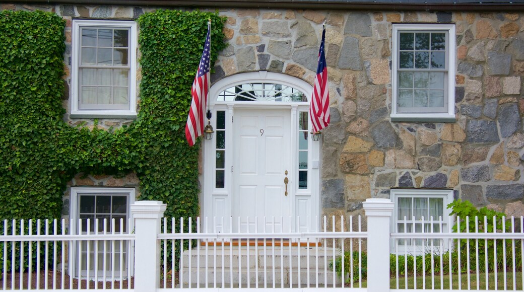 Stonington showing a house