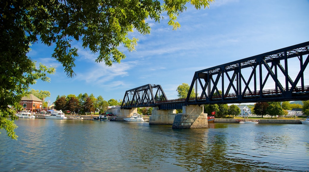 Waterford ofreciendo un puente y un río o arroyo