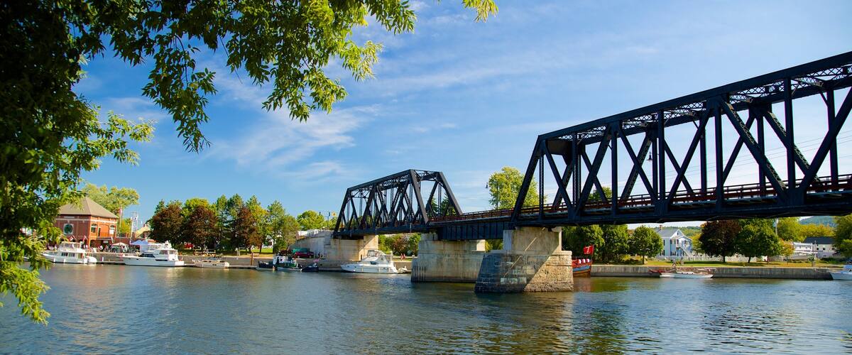Waterford mit einem Fluss oder Bach und Brücke