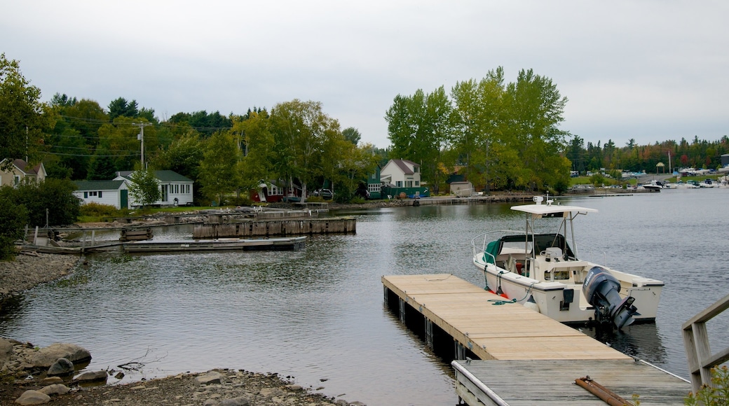 Rockwood which includes a pebble beach, general coastal views and boating