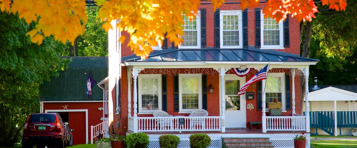 Ludlow showing a house