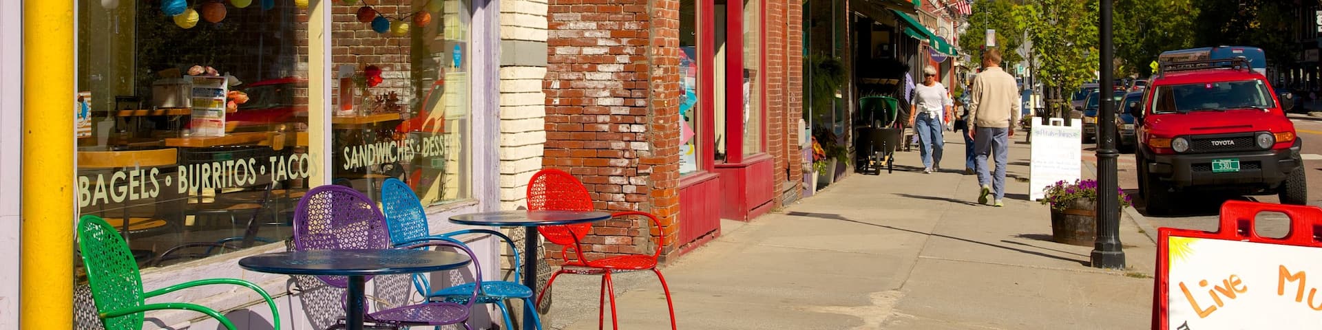 Montpelier showing café lifestyle and a small town or village