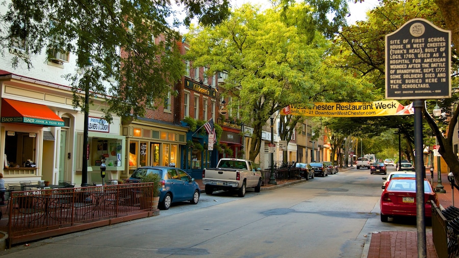 West Chester mostrando una pequeña ciudad o pueblo y escenas de café