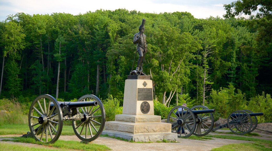 Gettysburg National Military Park ofreciendo artículos militares, un monumento y un jardín