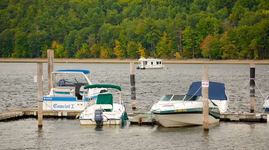 Lake Champlain Ferry caracterizando uma marina e canoagem