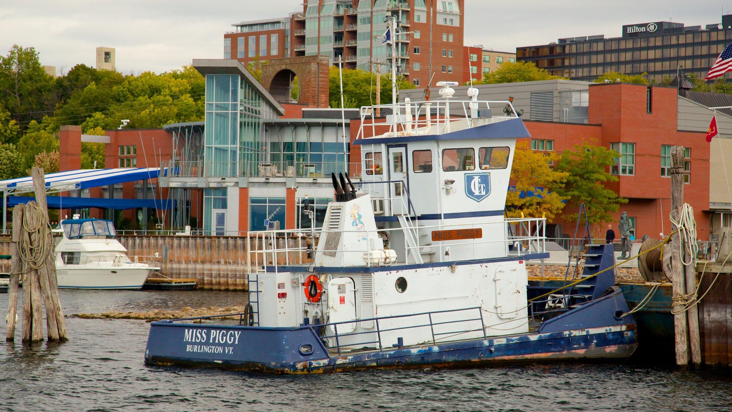 Lake Champlain Ferry che include lago o sorgente d\'acqua e traghetto