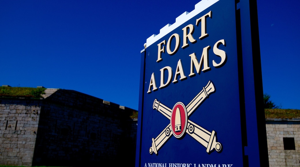 Fort Adams State Park mit einem Beschilderung