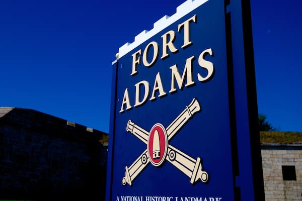 Parc d\'État de Fort Adams qui includes signalisation