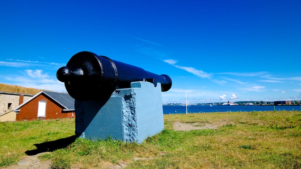 Parque estatal de Fort Adams que incluye patrimonio de arquitectura y una ciudad costera