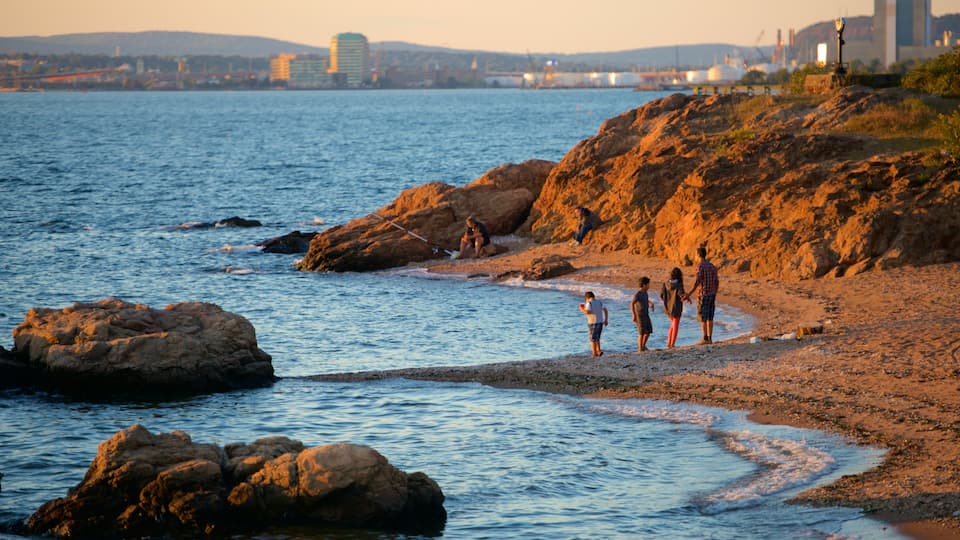 Lighthouse Point Park mostrando spiaggia sabbiosa