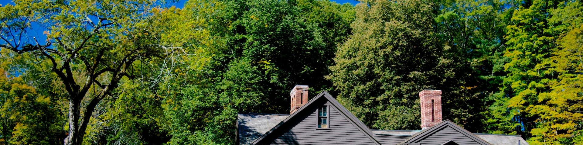 Louisa May Alcott\'s Orchard House showing a house