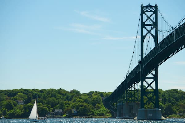 Newport Bridge welches beinhaltet allgemeine Küstenansicht, Brücke und Segeln