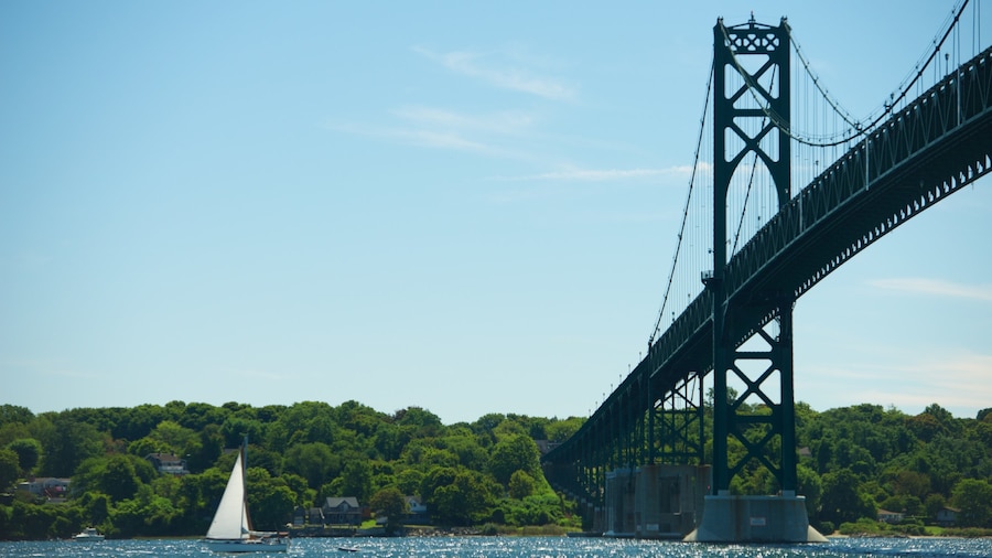 Puente de Newport ofreciendo un puente, vela y vistas de una costa