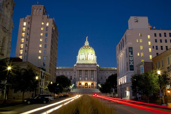 Pennsylvania State Capitol mit einem bei Nacht und StraĂenszenen