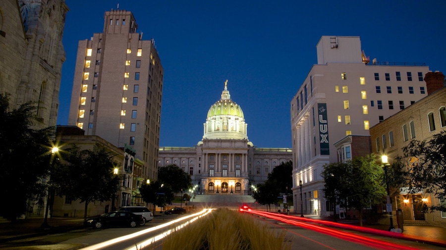Pennsylvania State Capitol ofreciendo escenas cotidianas y escenas nocturnas