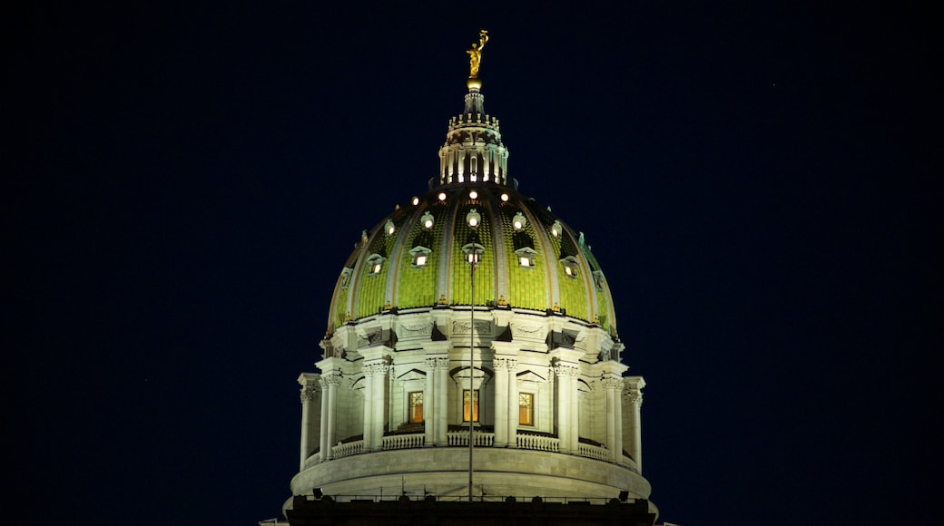 Pennsylvania State Capitol ofreciendo patrimonio de arquitectura y escenas nocturnas