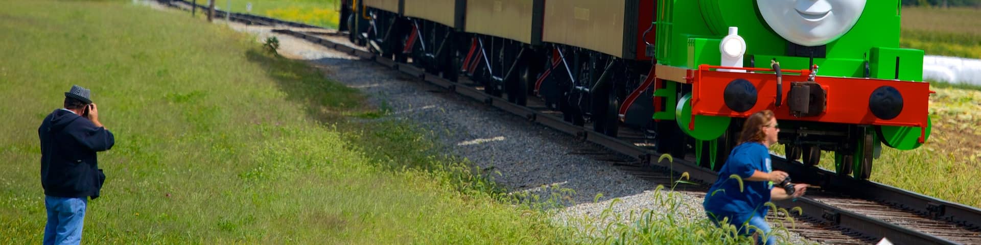 Museo Nacional de Trenes de Juguete que incluye artículos de ferrocarril y también una mujer
