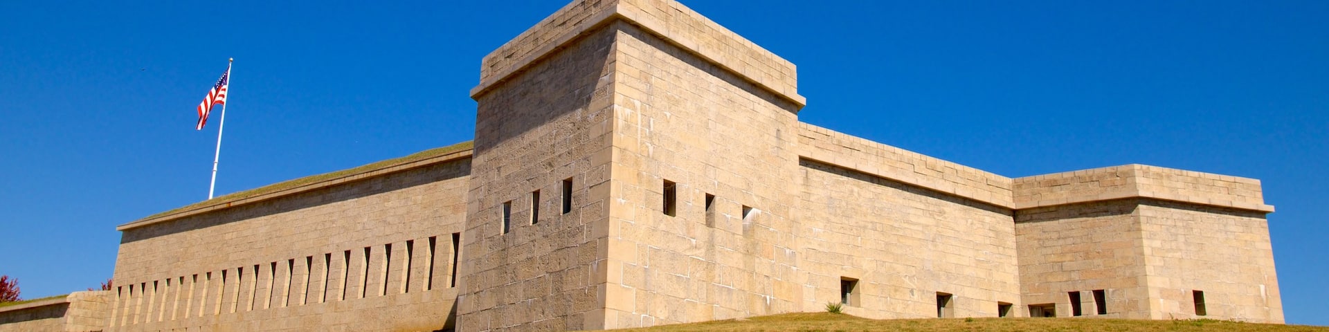 Fort Trumbull State Park showing heritage architecture