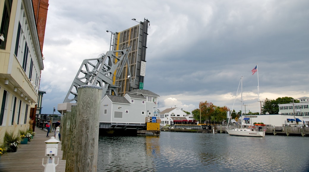 Mystic River Bascule Bridge ofreciendo una bahía o un puerto y vista general a la costa