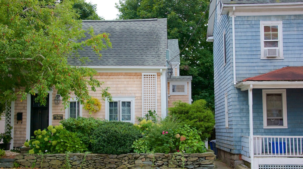 Thames Street featuring a house