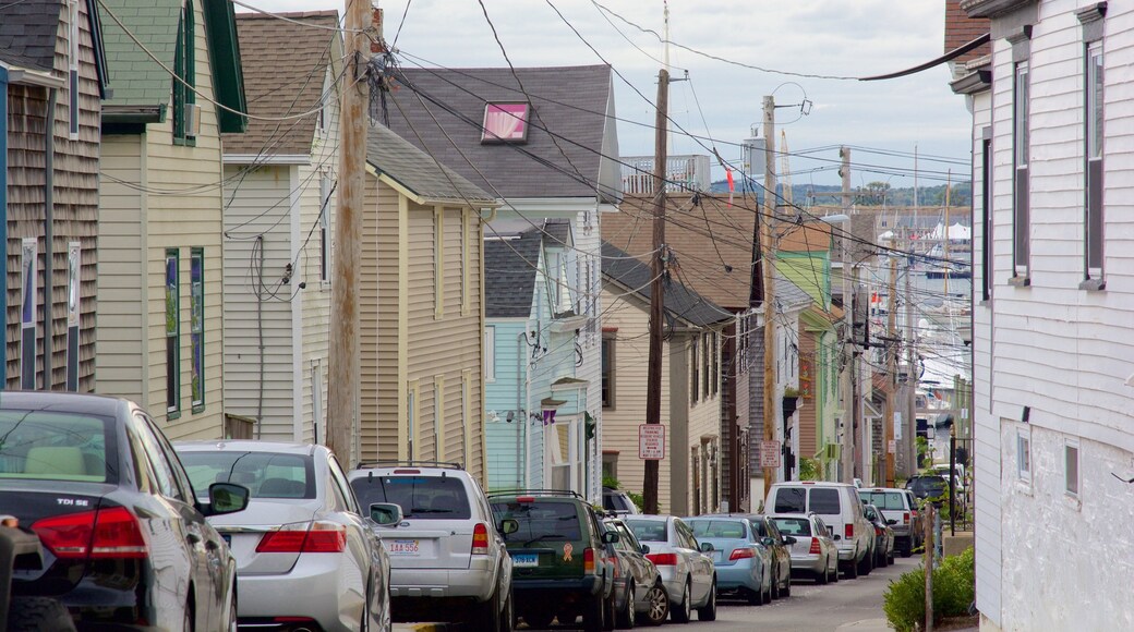 Thames Street mostrando uma casa, uma cidade e cenas de rua