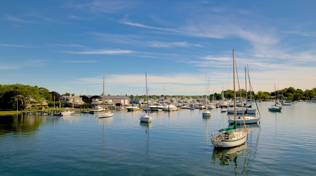 Rhode Island que incluye embarcaciones y una bahía o un puerto