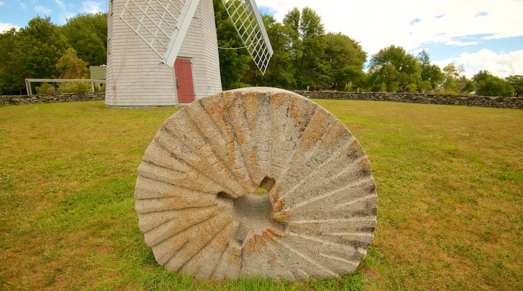 Jamestown Windmill che include mulino a vento, terreno coltivato e oggetti d\'epoca