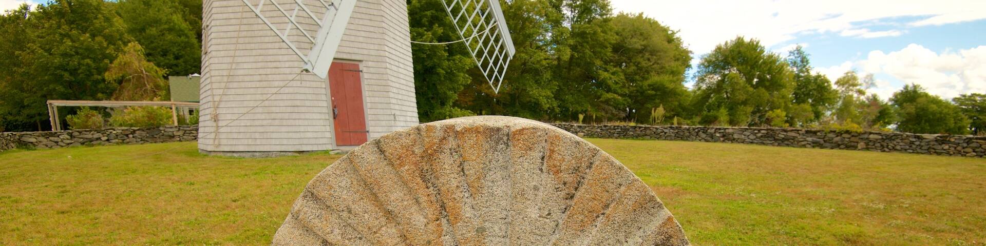 Jamestown Windmill showing a windmill, farmland and heritage elements