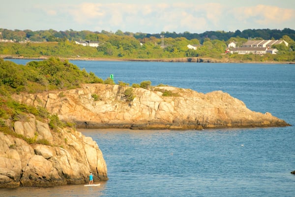 Fort Wetherill State Park qui includes vues littorales et côte escarpée