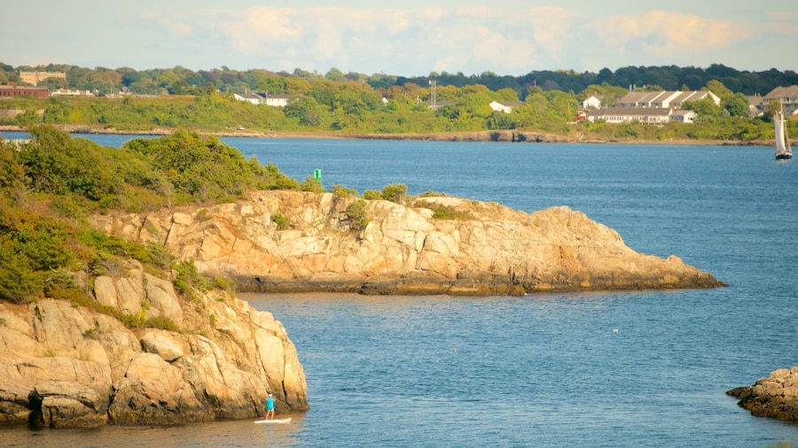 Parque Estadual Fort Wetherill caracterizando paisagens litorĂąneas e litoral rochoso