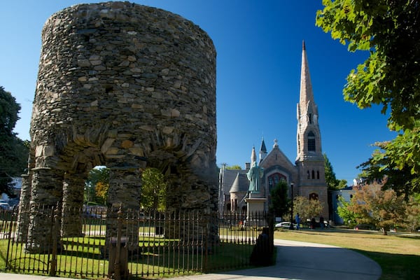 Parque Touro que incluye un parque y patrimonio de arquitectura