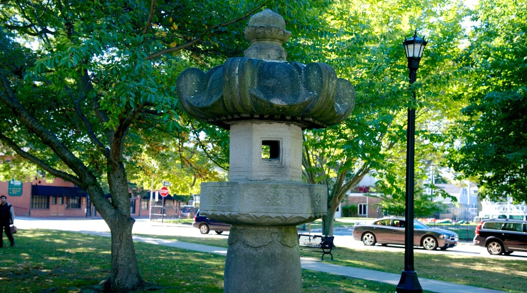 Touro Park showing a monument