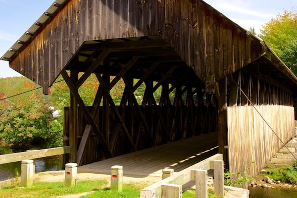 Maine mettant en vedette pont