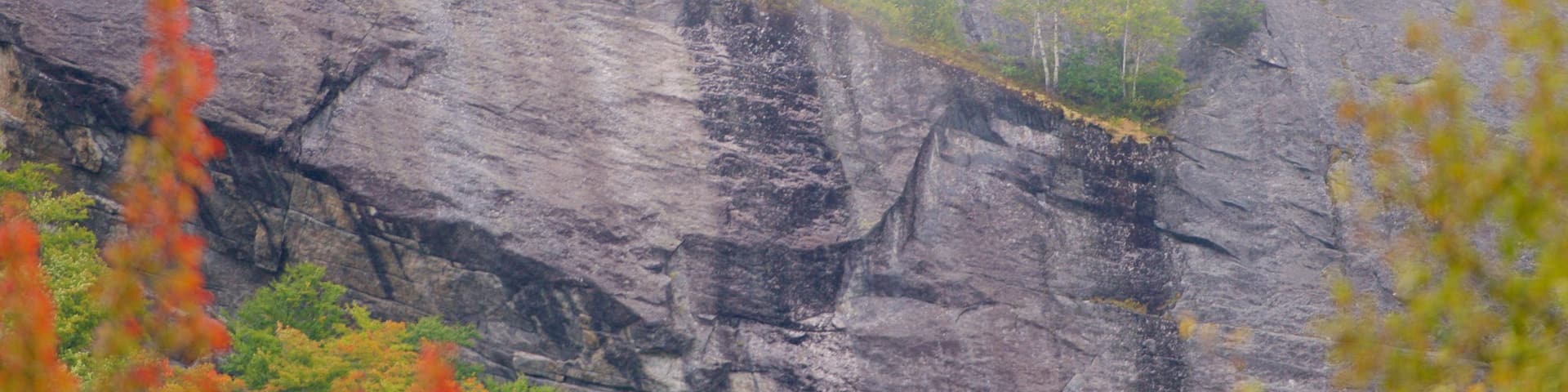 Maine mettant en vedette montagnes et brume ou brouillard