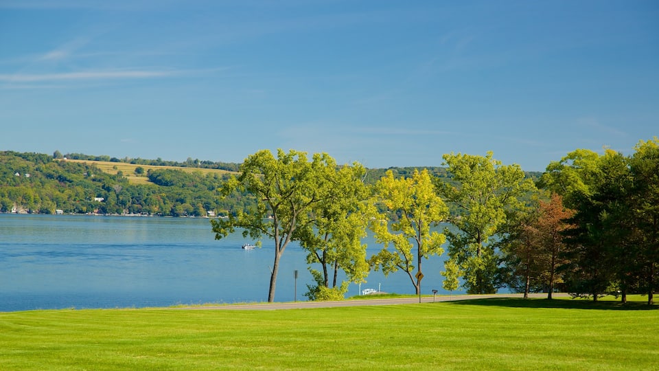 Sheldrake Point Winery montrant parc et riviĂšre ou ruisseau
