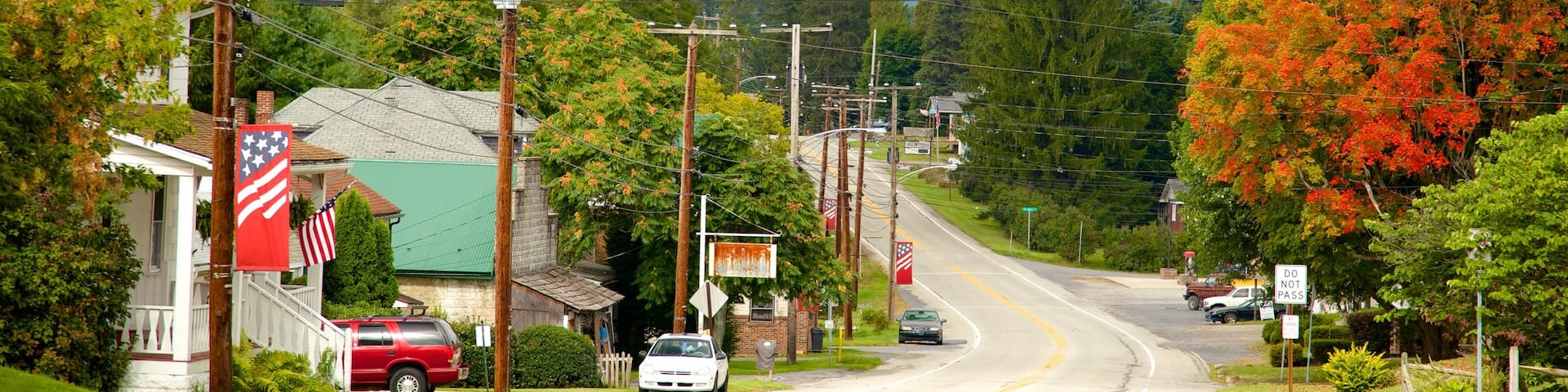 Pennsylvania mostrando una pequeña ciudad o pueblo y los colores del otoño
