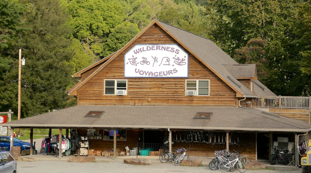 Uniontown showing signage and forests