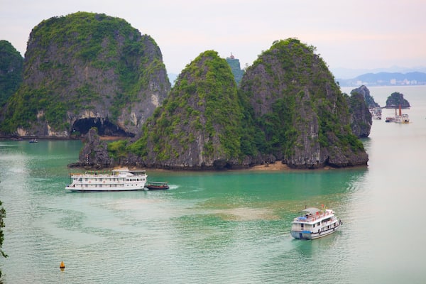 Halong Bay das einen Bootfahren, Bucht oder Hafen und Berge