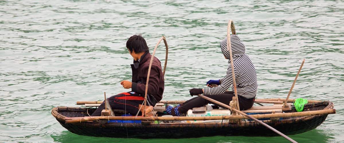 Bahía de Ha Long mostrando kayak o canoa y una bahía o puerto