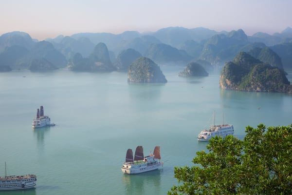 Halong Bay mit einem Kreuzfahrten, allgemeine KĂŒstenansicht und FelskĂŒste