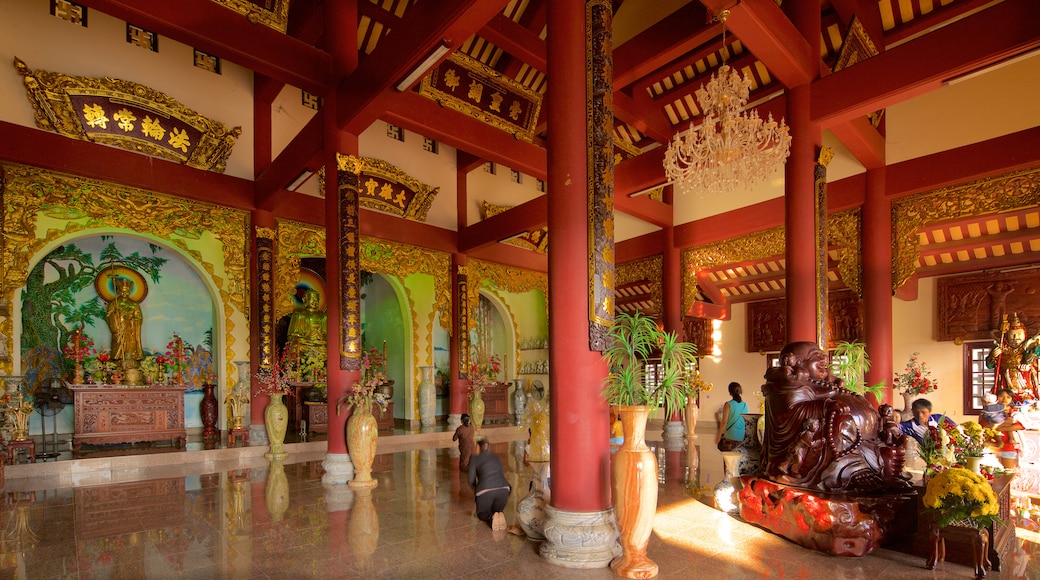 Linh Ung Pagoda showing religious aspects and heritage architecture