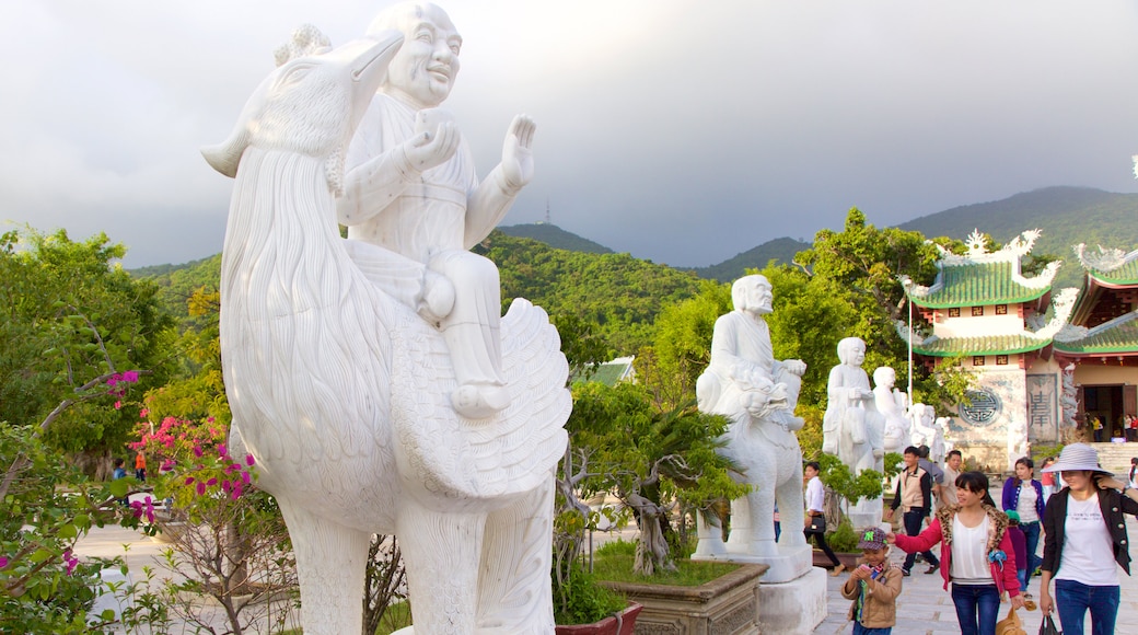 Linh Ung Pagoda featuring heritage architecture