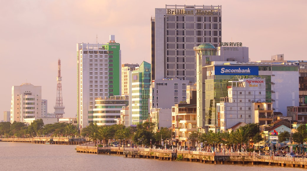 Hangang toont een stad, een zonsondergang en een rivier of beek