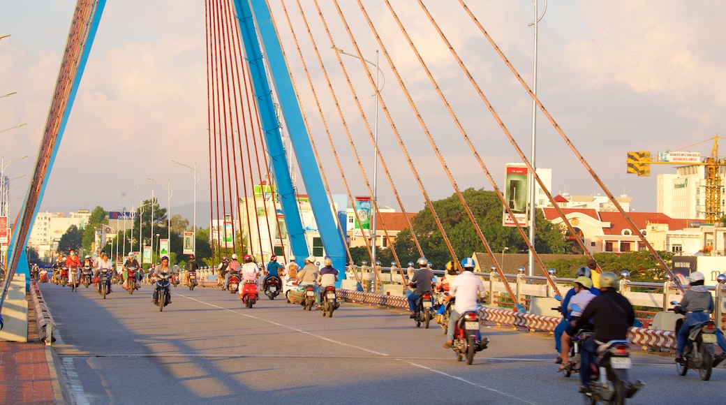 Puente del Río Han mostrando paseos en moto y un puente y también un gran grupo de personas