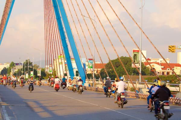 Brücke über den Han welches beinhaltet Motorradfahren und Brücke sowie große Menschengruppe