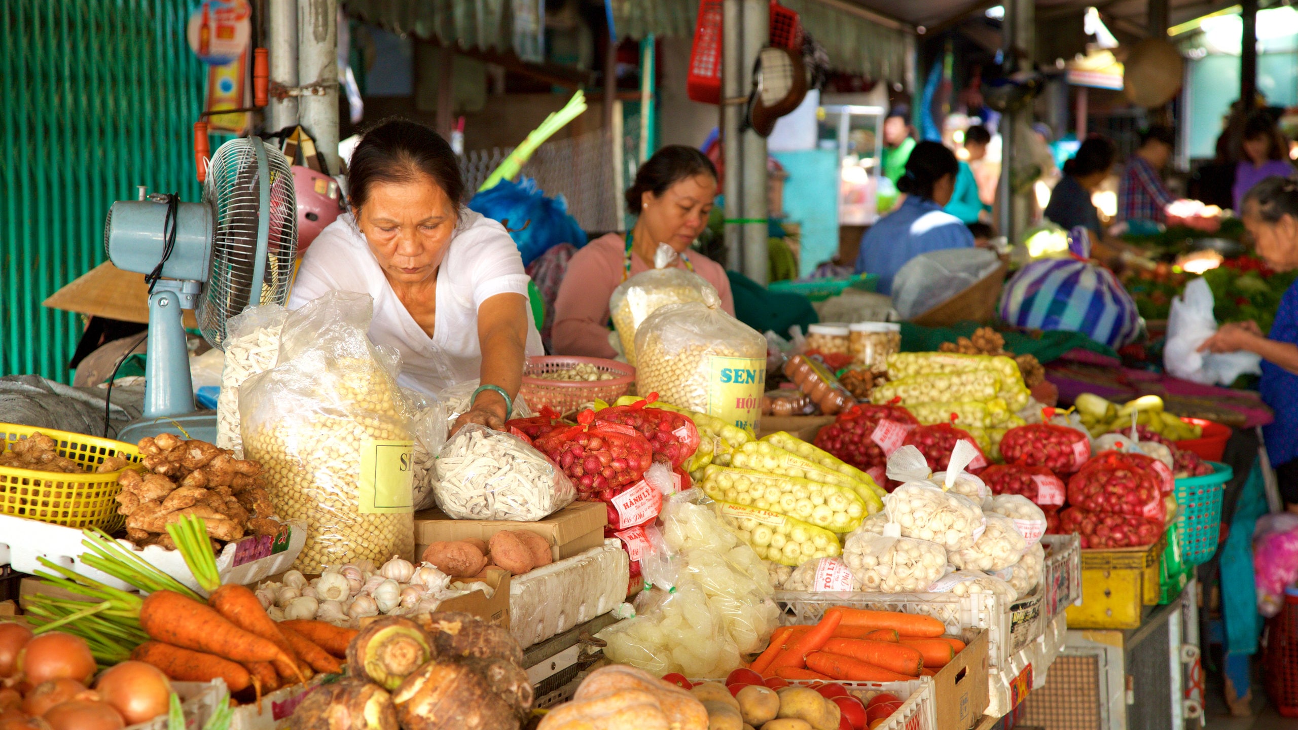 Da Nang ofreciendo mercados y comida y también un pequeño grupo de personas