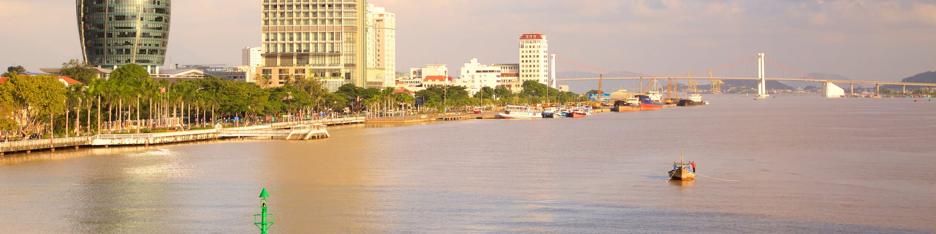 Han River which includes modern architecture, boating and a high rise building